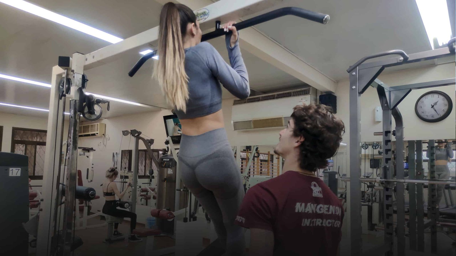 מתאמנת עושה מתח ומדריך מסביר לה